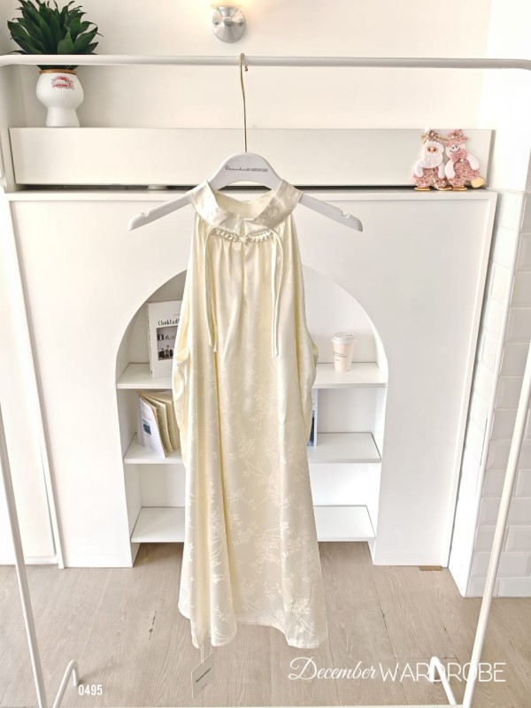 提花缎面挂脖长洋装